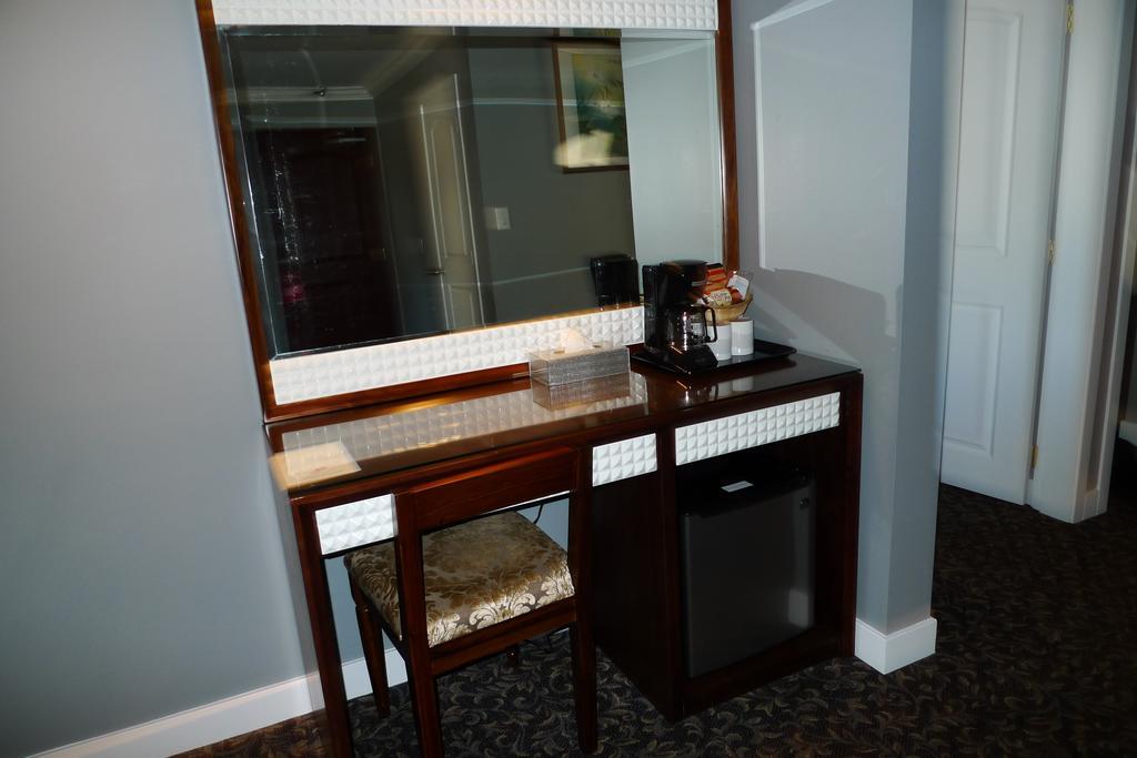 The Deluxe Hotel バンクーバー エクステリア 写真