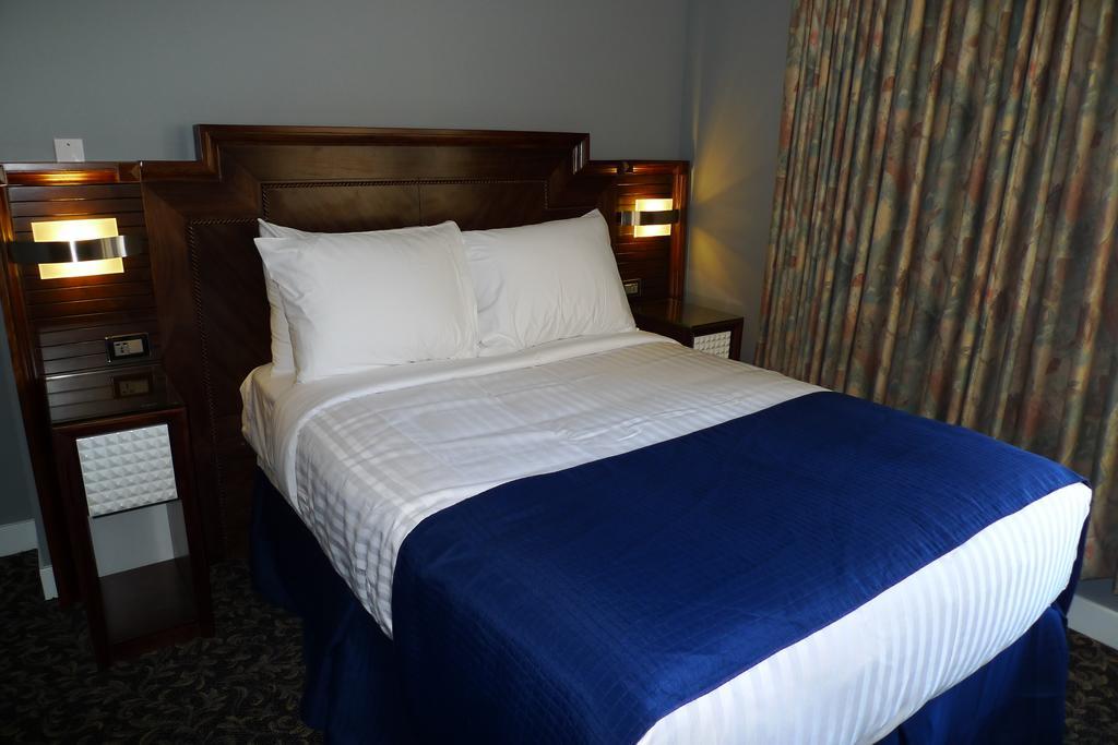 The Deluxe Hotel バンクーバー エクステリア 写真