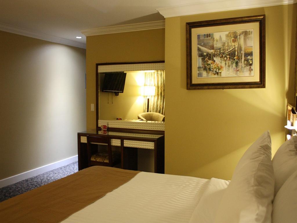 The Deluxe Hotel バンクーバー エクステリア 写真
